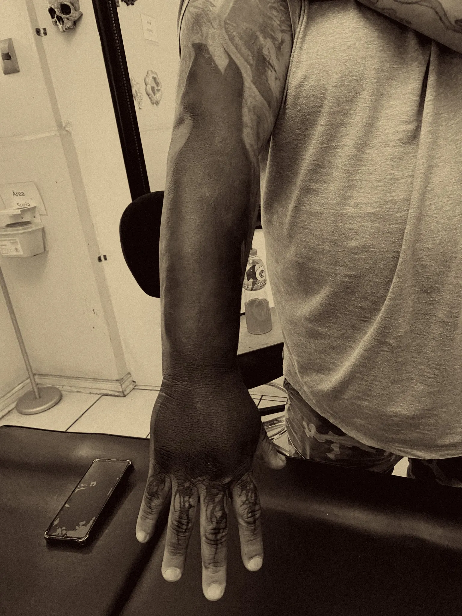Brazo completo en blackout, negro sólido desde el hombro hasta los dedos